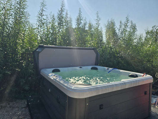 4 person HOT TUB SPA, only 2kw power draw(normal plug) delivery and installation included